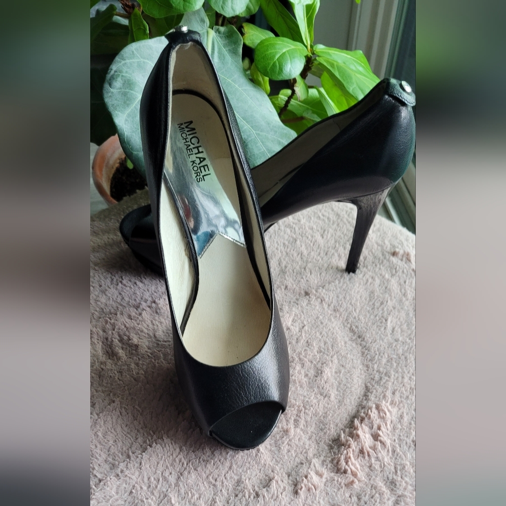 👠 Michael Kors Peep Toe Pumps